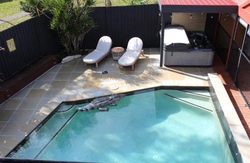 Mudgeeraba House | Peaceful tropical retreat with pool, mineral spa & Games room