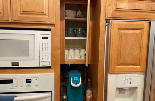Ahwahnee Condo | Peacock Suite - Private Hot Tub - Sleeps 4 - BBQ