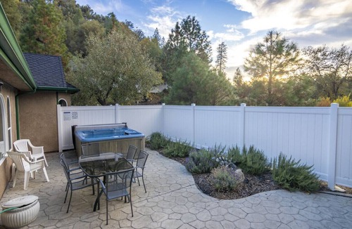 Ahwahnee Condo | Peacock Suite - Private Hot Tub - Sleeps 4 - BBQ