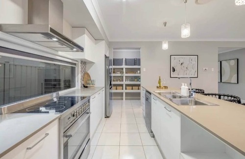 Pelican Waters House | Pelican waters getaways