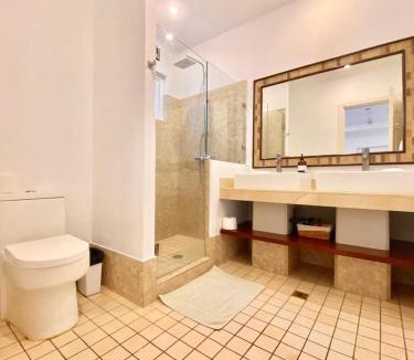 Playa Langosta Apartment | Peninsula 46 - Upscale 2bdr with Jacuzzi - Beach - Fast wifi - Gym