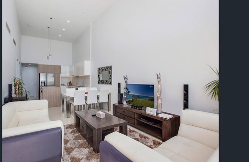Southport Apartment | Penthouse (Modern Luxury Apartment & Broadwater views)