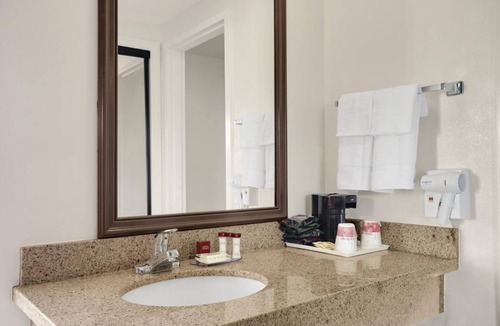 Torrance Hotel | Perfect Getaway! Four Pleasant Units, Pool, Hot Tub, Restaurant
