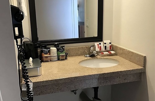 Torrance Hotel | Perfect Getaway! Four Pleasant Units, Pool, Hot Tub, Restaurant