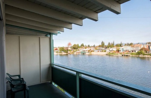 East End Apartment | Perfect Getaway! Free Parking, Near Oakland Museum, Free Breakfast