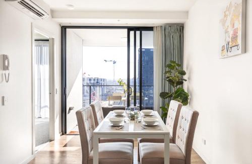 South Brisbane Apartment | Perfect Location APT w Roof Top Pool GYM