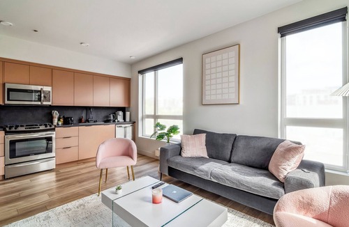 Washington Culver Apartment | Perfect retreat in Culver City w/parking, pool, gym