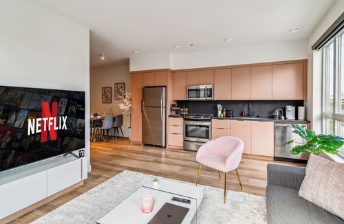 Washington Culver Apartment | Perfect retreat in Culver City w/parking, pool, gym