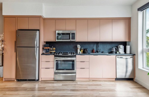 Washington Culver Apartment | Perfect retreat in Culver City w/parking, pool, gym