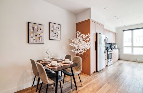 Washington Culver Apartment | Perfect retreat in Culver City w/parking, pool, gym