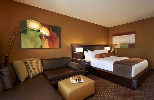 Sunrise Manor Hotel | Perfect Stay in Entertainment Capital of the World! 2 Pools, Bring Your Pet!