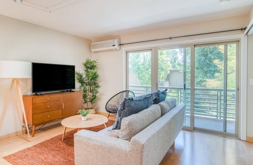 University South Apartment | Perfectly Located 2BR in Palo Alto near Stanford