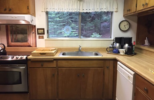 Arnold Ski Chalet | Pet Friendly 2 BR + Loft , Wifi , Sleeps 8