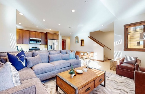 Mammoth Lakes House | Pet-Friendly 5-Star Townhome, Private Hot Tub, Gas Grill, Walk to The Village