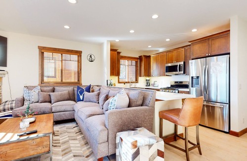 Mammoth Lakes House | Pet-Friendly 5-Star Townhome, Private Hot Tub, Gas Grill, Walk to The Village