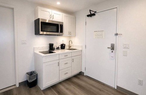 Little Italy Hotel | Pet Friendly Balcony Suite Near San Diego Harbor – Mid-Century Vibe | 4 Units