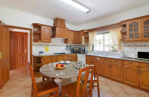 Cerro do Mocho Villa | Pet-friendly Casa do Barrocal with Pool & Wi-Fi