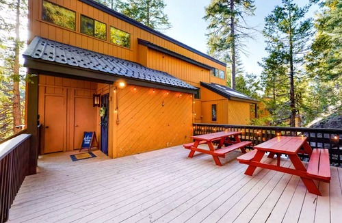 Shaver Lake Condo | Pet Friendly Condo w/Hot Tub in Shaver Lake