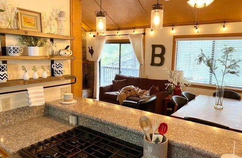 Shaver Lake Condo | Pet Friendly Condo w/Hot Tub in Shaver Lake