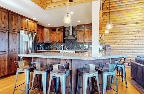 Mammoth Lakes Condo | Pet-Friendly Deluxe Townhome. Private Hot Tub & Gas Grill, Near Lakes Basin