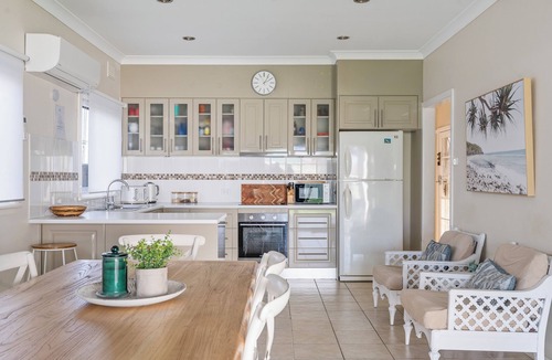 Ulladulla House | Pet Friendly Fish Cottage | Walk to Beach | Sleeps 8 - close to beaches, cafes