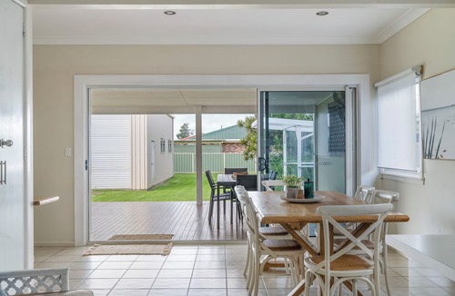 Ulladulla House | Pet Friendly Fish Cottage | Walk to Beach | Sleeps 8 - close to beaches, cafes