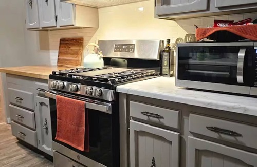 Visalia House | Pet-Friendly Home Near Sequoia National Park