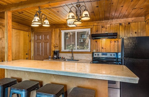 Bass Lake Hotel | Pet-Friendly Mountain Retreat by Bass Lake near Yosemite