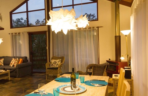 Mudgeeraba House | Pet Friendly Quiet Getaway - central location to many Gold Coast attributes
