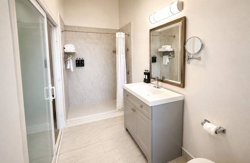 Little Italy Hotel | Pet-Friendly Stay in Little Italy – Perfect for City Adventures | 4 Units