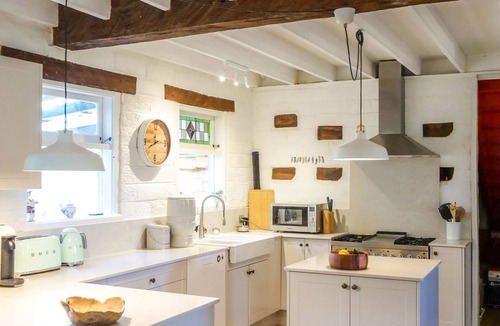 Morton House | Petana Farm Stay - Pet-friendly Country Retreat