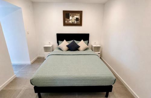 Sarge House | PineHills Retreat - AC - Near Lisbon and Santa Cruz