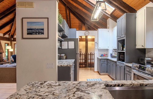 Beaverton Cabin | PNW Forest Cabin Hideaway - 5BR Near Wine Country, Nike & Intel
