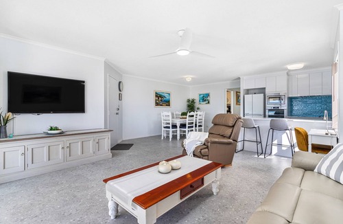 Runaway Bay Apartment | Poinsettia Beach Broadwater Retreat