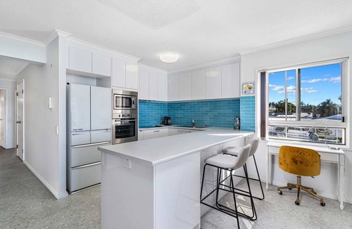 Runaway Bay Apartment | Poinsettia Beach Broadwater Retreat