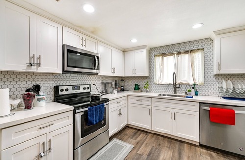 Grantville Condo | Pool Access & More! Condo Near San Diego Comic-Con