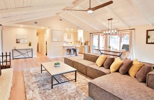 Mariposa House | Pool, Hot Tub, Privacy, Newly Remodeled, Centrally Located!