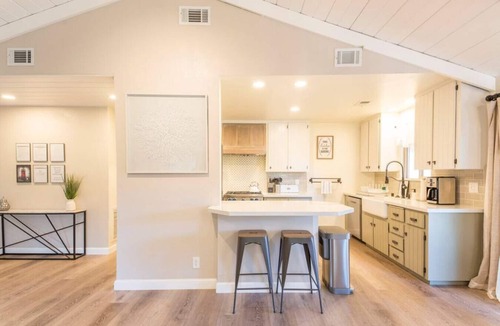 Mariposa House | Pool, Hot Tub, Privacy, Newly Remodeled, Centrally Located!