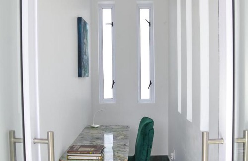 Humewood Apartment | Posh Spot on the beachfront strictly bookings of 4 or 5 guests