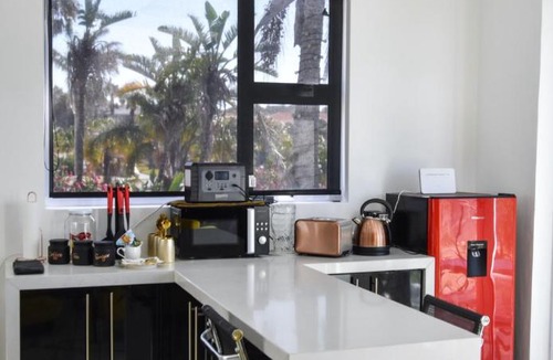 Humewood Apartment | Posh Spot on the beachfront strictly bookings of 4 or 5 guests