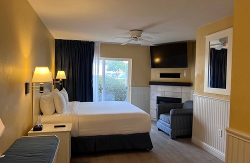 Downtown Monterey Cabin | Premium King Fireplace Room Walking Distance from the Beach!