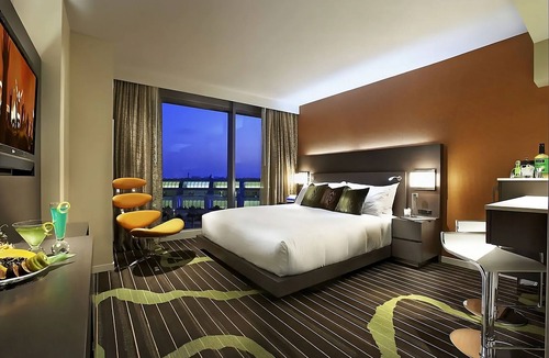 Gaslamp Quarter Hotel | Prime Location! 4 Relaxing Units Near SeaWorld! Onsite Parking and Pool!