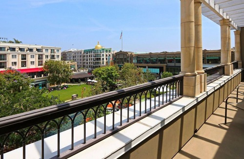 Downtown Apartment | PRIME, top floor with ornate private balcony & direct fountain view!