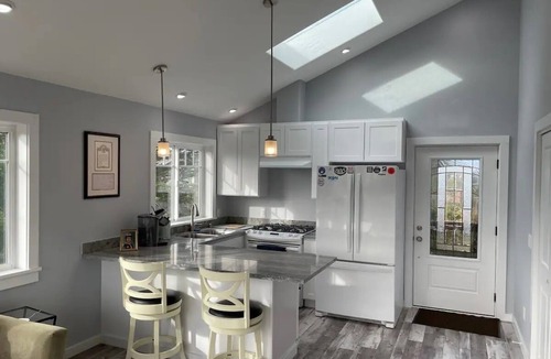 Half Moon Bay Cottage | Private 2nd floor detached guesthouse, walk to the beach!