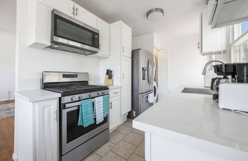 Point Loma Heights Apartment | Private 3 Units| 5 Beds | Close to Beach & Bars