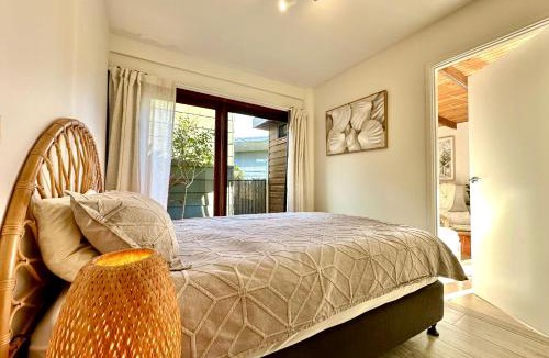 Ocean Shores Apartment | Private Access Retreat 1 Queen Bedroom w Stunning Pool and Ocean Views