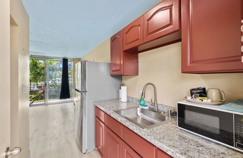 Keaukaha Condo | Private Balcony Walk to Beach + Downtown