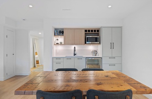 Dollarton House | Private Cedar Sauna Retreat - Kitchenette, King Bed, Kids & Pets OK - Deep Cove