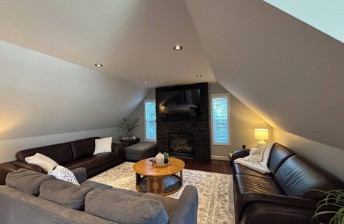 Crescent Beach Apartment | Private Coach House in Ocean Park with beautiful beaches & transit to Vancouver.