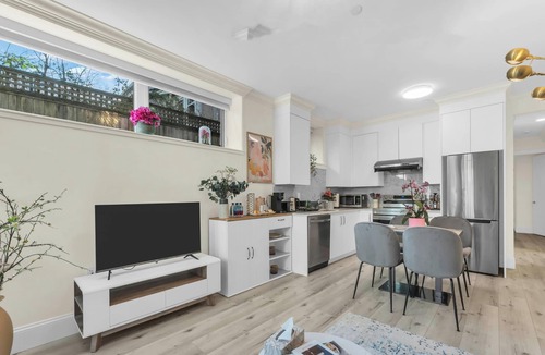 West Side House | Private Entrance with Spacious & Bright 2 Bed Suite